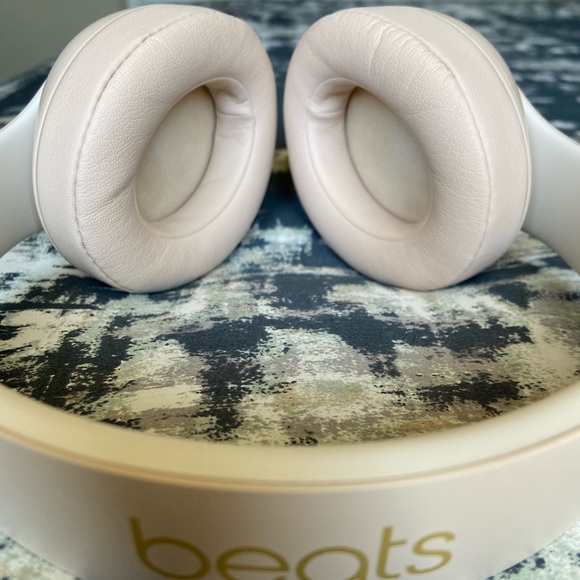 Beats Studio3 Headphones - Picture 2 of 3
